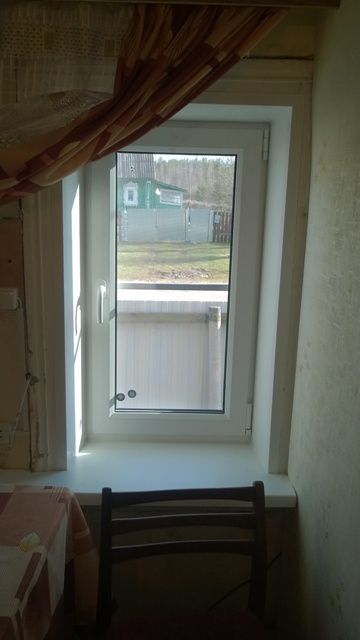 okno-pvh-derevenskiy-dom